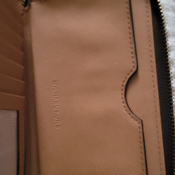 Michael Kors Jet Set Wristlet - Picture 4 of 6